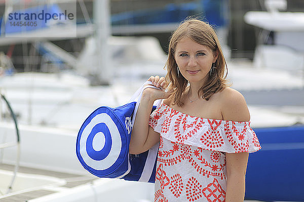 Junge Frau auf einem Boot