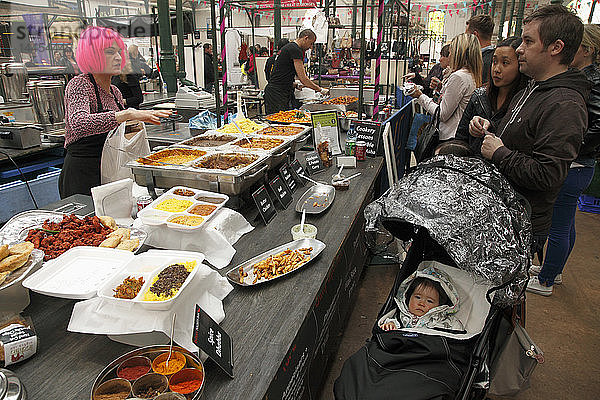 Vereinigtes Königreich  Nordirland  Belfast  St. George's Market  Menschen  Lebensmittelstand