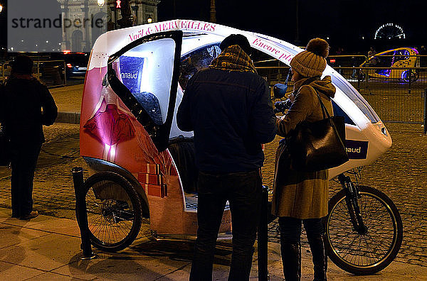 Frankreich  Paris  Touristen auf einer Rikscha vor dem Carrousel du Louvre