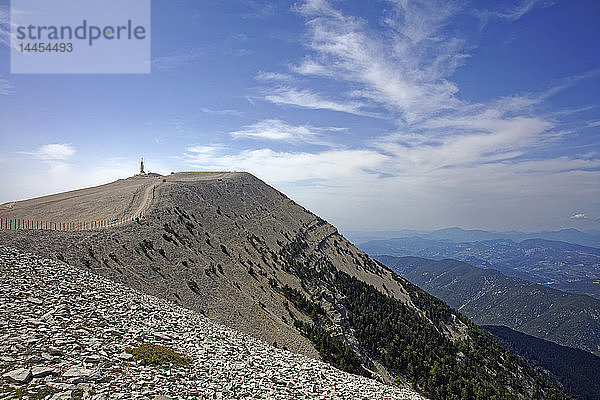 Frankreich  Vaucluse  Mont Ventoux  der Gipfel und der Turm des Observatoriums