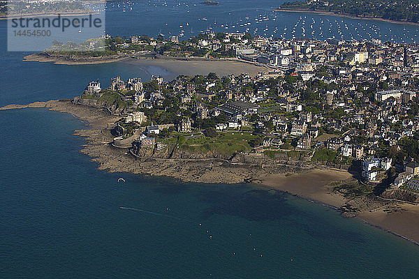 Frankreich Ille-et-Vilaine  Dinard  die Spitze des Malouine Strandes der Schleuse (Luftaufnahme)