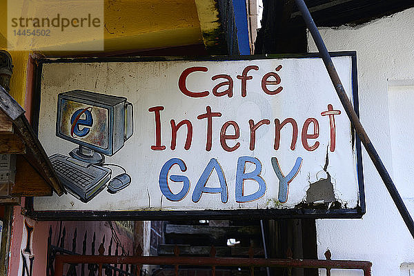 Schild eines Internetcafés in Livingston  Guatemala  Mittelamerika.