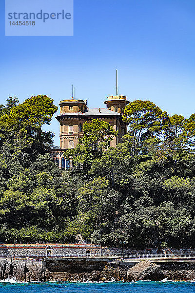 Portofino  Ligurien  Italien - 11. August 2018 - Blick auf ein luxuriöses Haus auf Höhe des Hafens