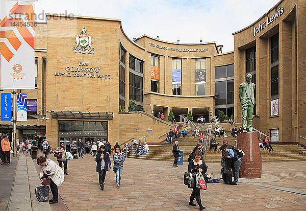 UK  Schottland  Glasgow  Glasgow Royal Concert Hall  Buchanan Street  Menschen