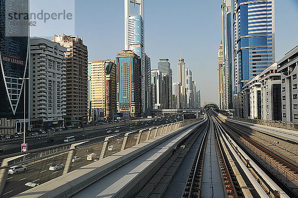 Vereinigte Arabische Emirate  Marina Dubai  rote Linie der Metro