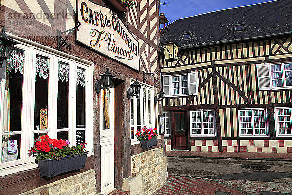 Frankreich  Normandie  Departement Calvados (14)  Beuvron En Auge  das schönste Dorf Frankreichs  Platz Vermughen