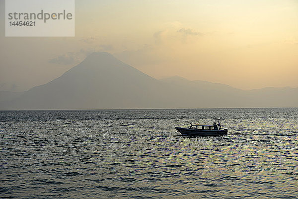 Ein Boot auf dem Atitlan-See in Guatemala  Mittelamerika.
