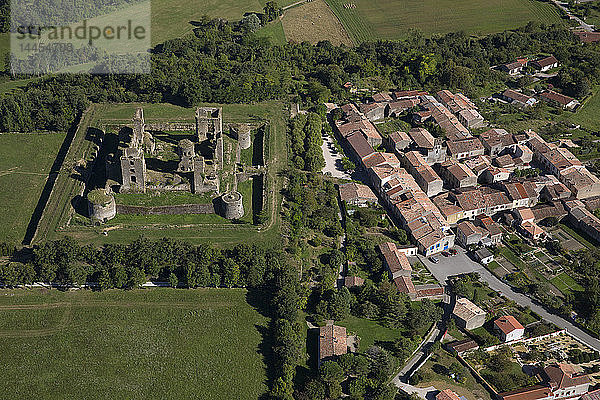 Frankreich  Dorf Ariege Lagarde und Burgruine (Luftaufnahme)