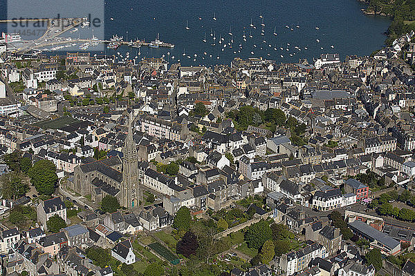 Frankreich  Bretagne  Finistere  Douarnenez  die Stadt  der Fischereihafen (Luftaufnahme)