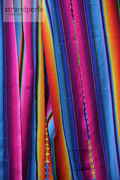 Bunte handgefertigte Teppiche auf dem Markt von Chichicastenango  Guatemala  Mittelamerika.