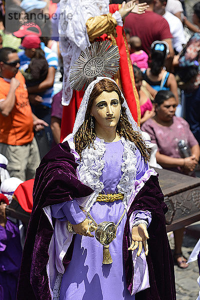 Büßer tragen das Bild der Heiligen Jungfrau der Schmerzen (Santisima Virgen de Dolores) bei der Prozession von Jesus Nazareno del Perdon in der Karwoche  Antigua  Guatemala  Mittelamerika.