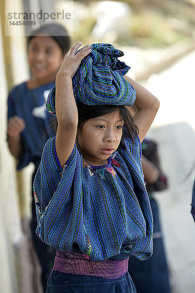 Junges Mädchen in traditioneller Kleidung in San Antonio Palopo in den Bergen hoch über dem Atitlan-See in Guatemala  Mittelamerika.