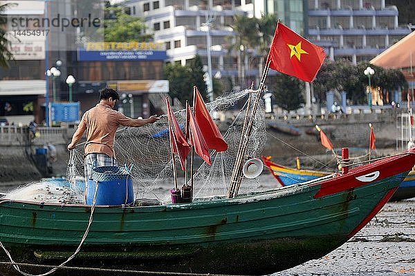 Fischer reparieren Fischernetze. Hang Dua Bucht. Vung Tau. Vietnam.