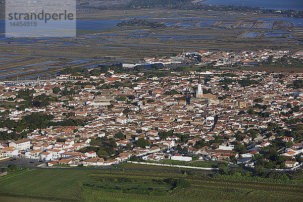 Frankreich Charente-Maritime  Ars-en-Re Dorf und Hafen auf der Insel Re (Luftaufnahme)