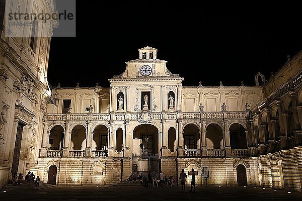 Duomo und Kathedrale von Lecce bei Nacht  Italien.
