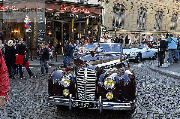 altes Auto beim Weinlesefest in Montmartre  Paris  Frankreich.