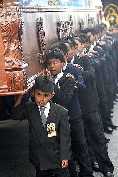 Prozession in der Karwoche in Coban  Guatemala  Mittelamerika.