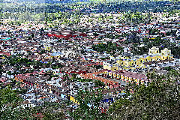 Blick auf die Stadt Antigua vom Mirador de la Cruz  Antigua  Guatemala  Mittelamerika.