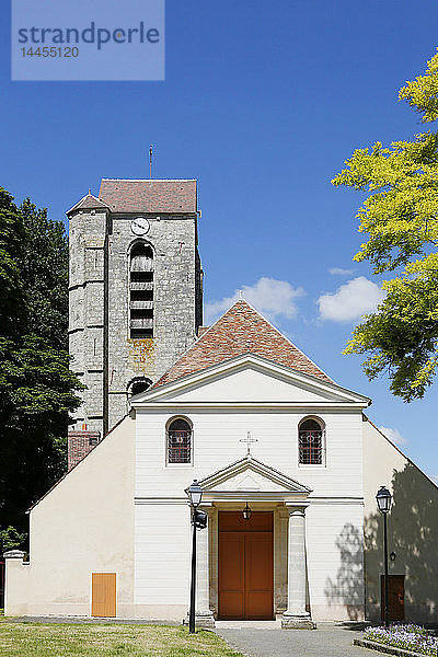 Seine und Marne. Servon. Die prächtige Kirche von Saint Colombe und Saint Louis (13. Jahrhundert). Der Glockenturm.