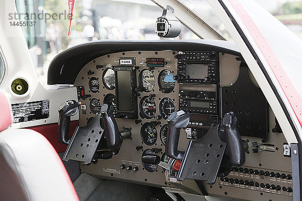Seine und Marne. Fontenay Tresigny. Flugplatz. Nahaufnahme des Cockpits eines Piper Archer III Flugzeugs.