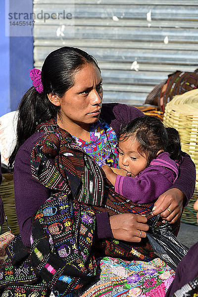 Eine Mutter stillt ihr Baby in Solola am Atitlan-See  Guatemala  Mittelamerika.