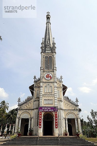 Die in den Jahren 1929-1932 erbaute katholische Kirche von Cai Be hat den höchsten Glockenturm der Provinz Tien Giang. Cai Be. Vietnam.