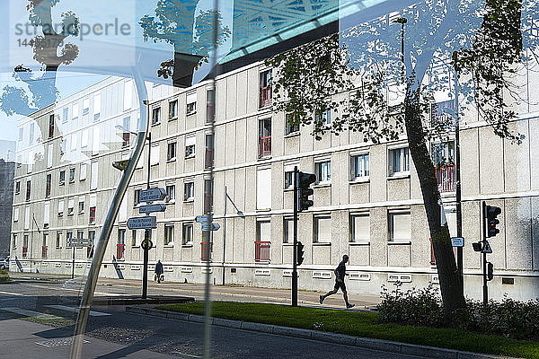 Frankreich  Normandie  Le Havre  laufende Person  Fassade eines modernen Gebäudes  die sich in einem Erkerfenster spiegelt. Architekt: Auguste Perret; Nutzung nur mit Genehmigung möglich / Rechte verwaltet durch SAIF'