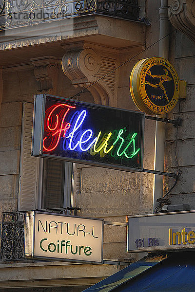 Frankreich  Paris  Zoom auf Geschäfte Leuchtreklamen