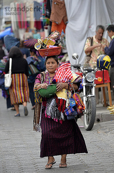 Frau verkauft Kunsthandwerk und Souvenirs in Panajachel  Atitlan-See  Guatemala  Mittelamerika.