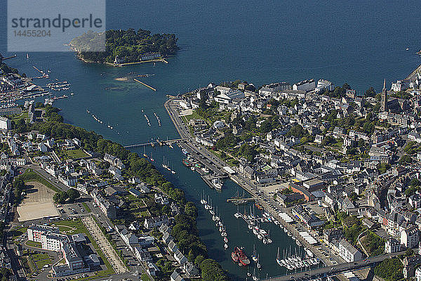 Frankreich  Bretagne  Finistere  Douarnenez  Fischerhafen und Insel Tristan (Luftaufnahme)