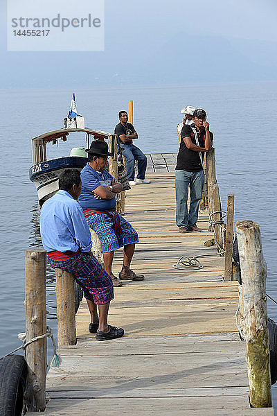 eine Anlegestelle am Atitlan-See  Guatemala  Mittelamerika.