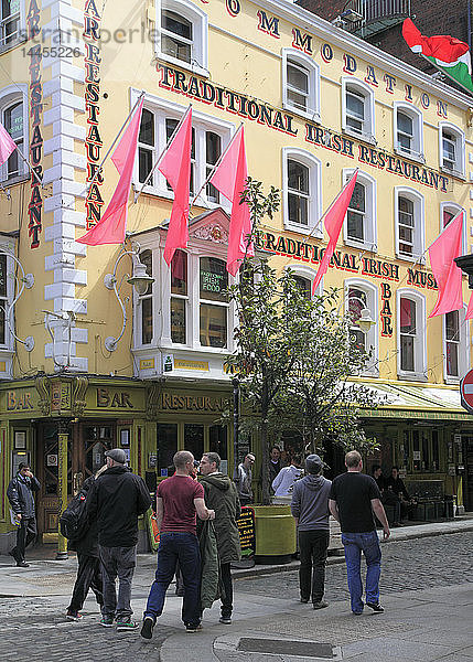 Irland  Dublin  Temple Bar  Straßenszene  Restaurant  Menschen