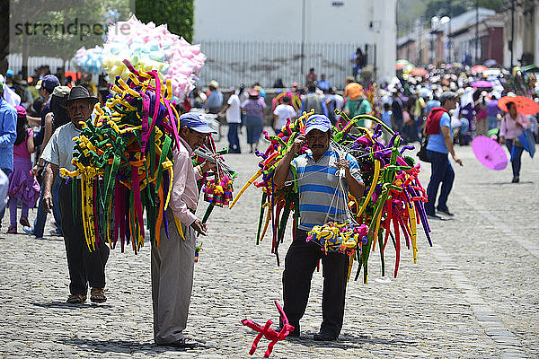 Straßenverkäufer in der Karwoche  Antigua  Guatemala  Mittelamerika.