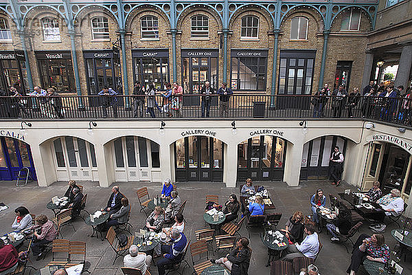Großbritannien  England  London  Covent Garden Market  Menschen  Menschenmenge  Restaurant