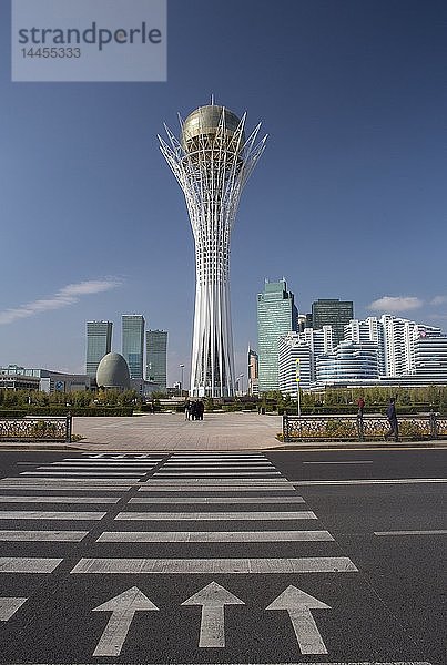 Kasachstan  Astana City  Neue Verwaltungsstadt  Nurzhol Avenue und Bayterek-Denkmal. Drehort: Nurzhol-Allee