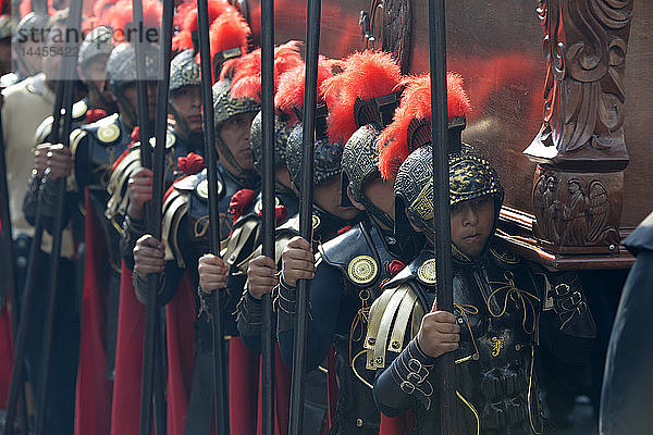 Menschen  die als römische Legionäre gekleidet sind  nehmen an der Prozession in der Karwoche in Coban  Guatemala  Mittelamerika  teil.