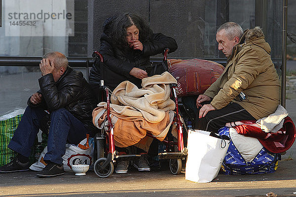 Frankreich  Paris  eine obdachlose Familie  die mit ihren Sachen auf einer Parkbank sitzt