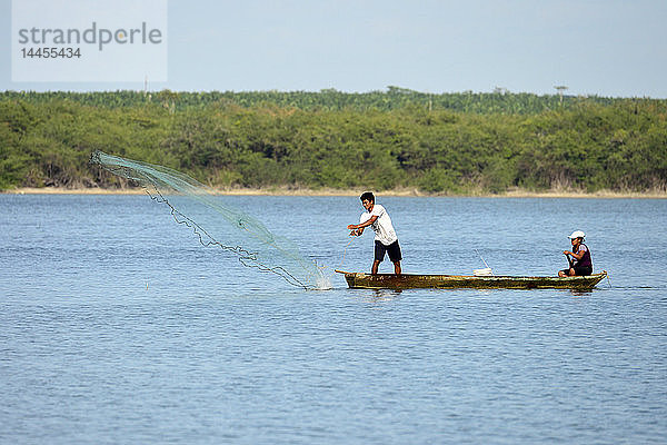 Fischer mit einem Fischernetz  Rio Dulce  Guatemala  Mittelamerika.