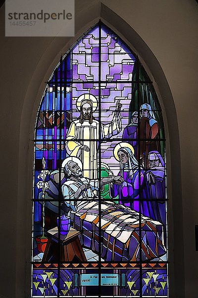 Sankt-Joseph-Kirche. Glücklicher Tod des Heiligen Joseph. Glasfenster von Raphael Lardeur. Chedde. Frankreich.