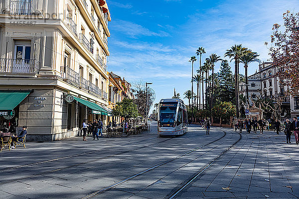 Sevilla  Spanien - 11. Januar 2017 - Blick auf eine Straßenbahn in der Avenue Jerez  Sevilla  Andalusien  Spanien