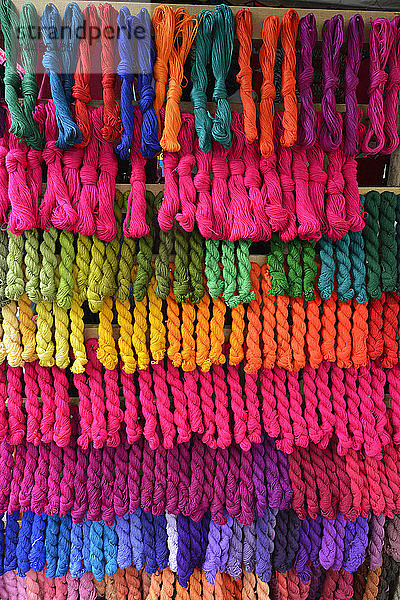 Wolle in verschiedenen Farben auf dem Markt von Chichicastenango  Guatemala  Mittelamerika.