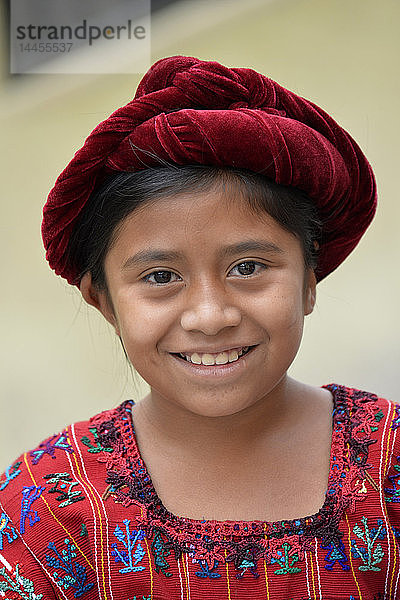 Porträt eines jungen Mädchens in Santa Catarina Palopo im Departement Solola in Guatemala am Ufer des Atitlan-Sees  Zentralamerika.