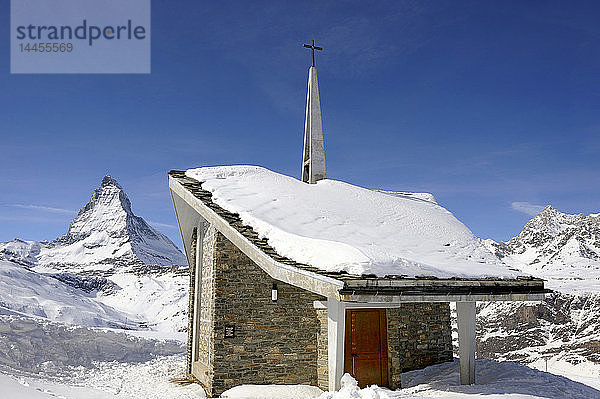 Schweiz  Kanton Waadt  Skigebiet Zermatt  Kapelle und Matterhorn