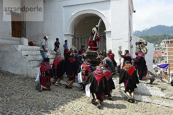 Prozession in der Karwoche in Chichicastenango  Guatemala  Mittelamerika.
