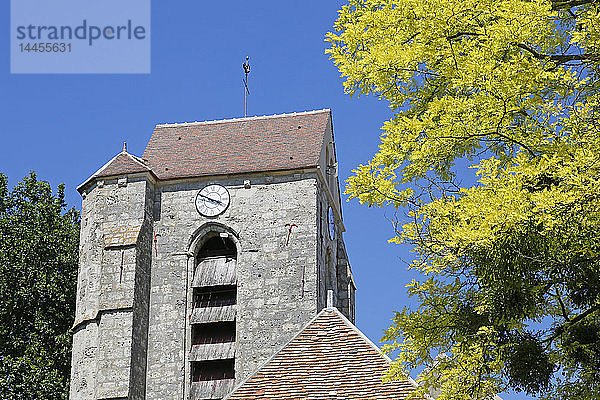 Seine und Marne. Servon. Die prächtige Kirche von Saint Colombe und Saint Louis (13. Jahrhundert). Der Glockenturm.