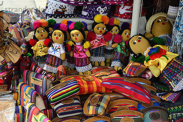 Souvenirstand auf dem Markt von Chichicastenango  Guatemala  Mittelamerika.