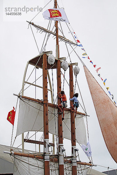 Normandie. Manche. Granville. Fest am Meer. Kinder klettern vergnügt auf die Masten der Segelschiffe.