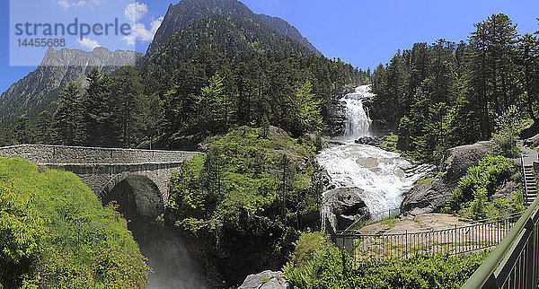 Frankreich  Okzitanien  Departement Hautes Pyrenees (65)  Cauterets  Wasserfall und Brücke Pont d'Espagne (Pyrenäen-Nationalpark)