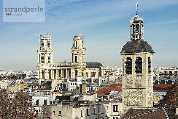 Frankreich. Paris 6. Bezirk. Der Glockenturm der Kirche Saint Joseph des Carmes ( 1625 ) und die Kirche Saint Sulpice