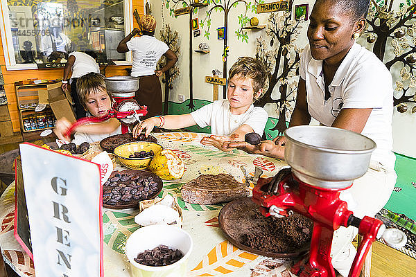Zwei Kinder lernen  wie man Schokolade herstellt  House of Chocolate  St-Georges  Grenada  Westindien  Karibische Inseln